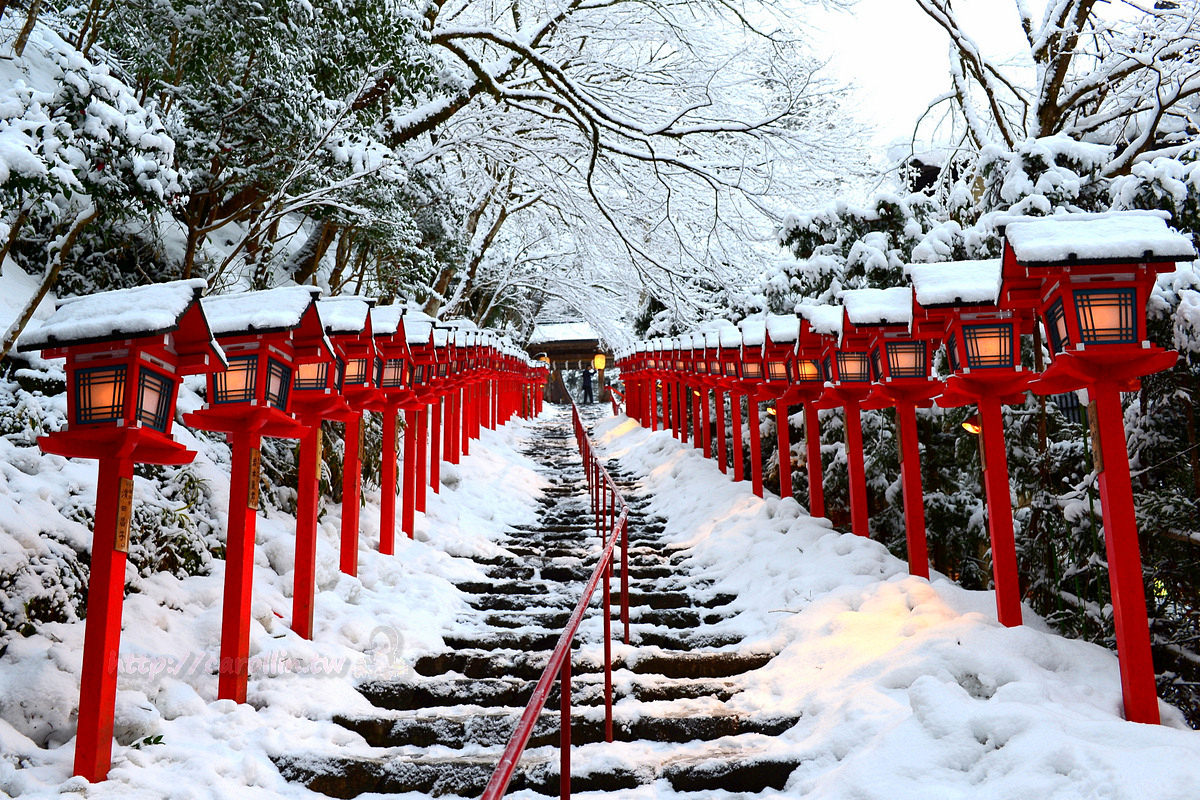 日本京都鞍馬貴船神社冬季雪之點燈 卡琳 摸魚兒趣