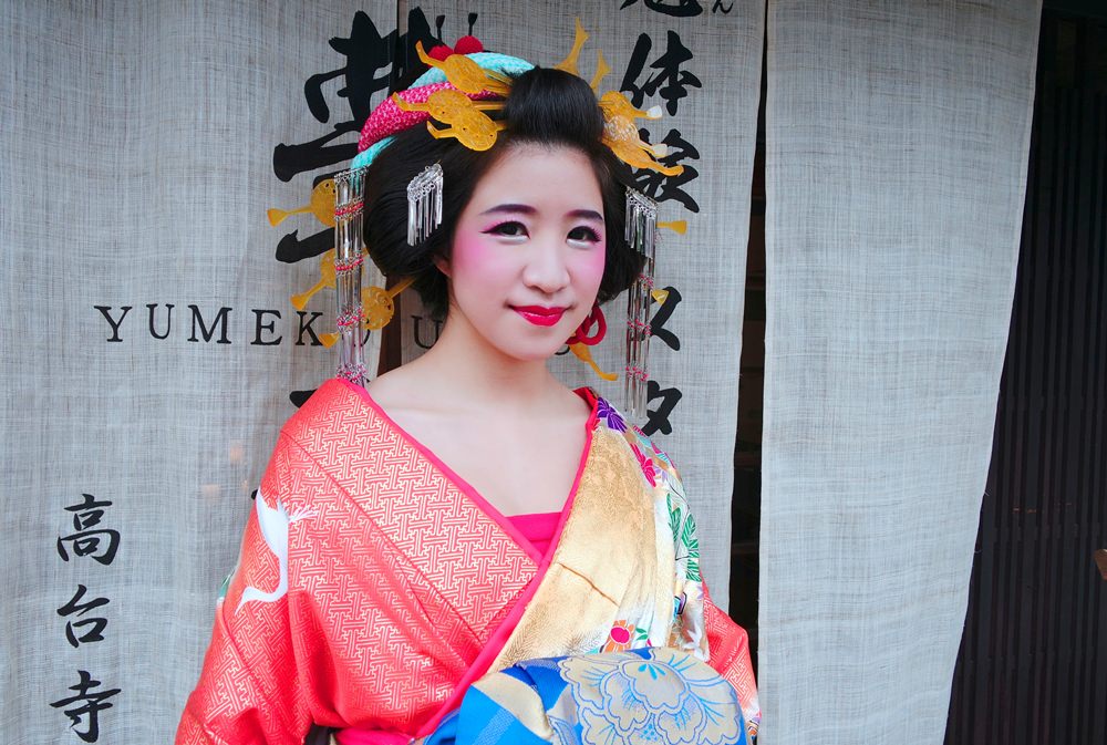 旅遊 關西自由行 京都八坂通 夢工房藝妓花魁體驗 日本傳統華麗和服舞妓妝藝術照 卡琳 摸魚兒趣