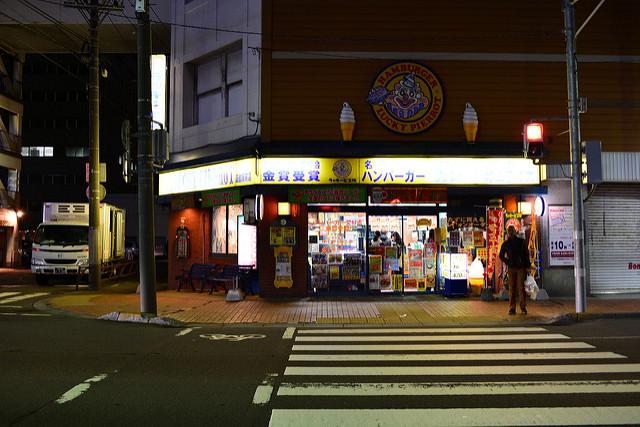 【美食】北海道自由行。函館必吃《ラッキーピエロ LUCKY PIERROT (函館駅前店)》幸運小丑漢堡