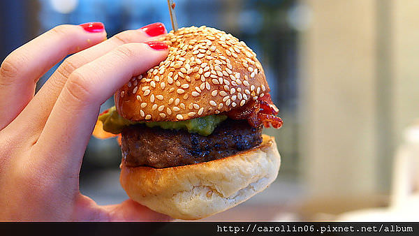 【美食】台北。信義區《Haleakala夏威夷酒吧餐廳》美味牛肉漢堡、軟殼蟹漢堡、調酒